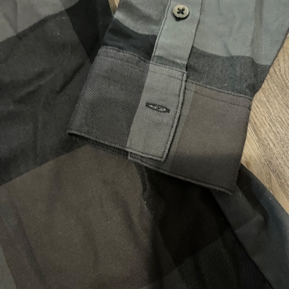 Under armour plaid top size Med - Picture 4 of 5